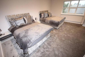 Great West Road Apartments  Flat D 